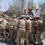करणी सेना के पदाधिकारि‍यों को रोकने का प्रयास करते पुलिसकर्मी।