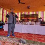 जनसभा को संबोधित करते सांसद पप्पू यादव एवं मौजूद अन्य ।