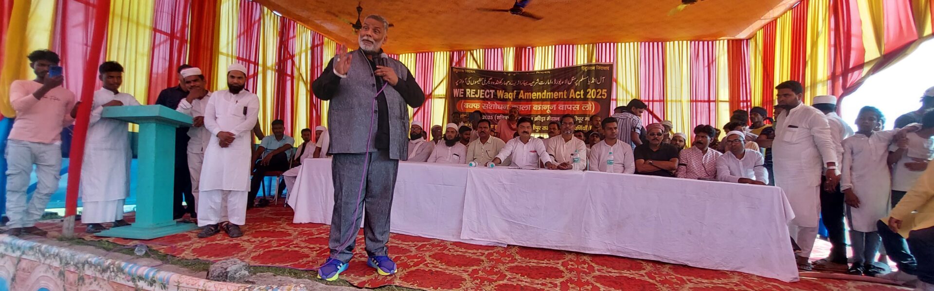 जनसभा को संबोधित करते सांसद पप्पू यादव एवं मौजूद अन्य ।