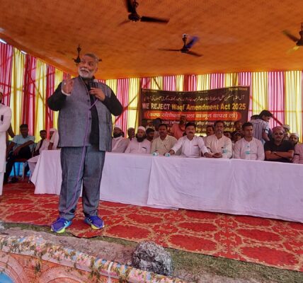 जनसभा को संबोधित करते सांसद पप्पू यादव एवं मौजूद अन्य ।