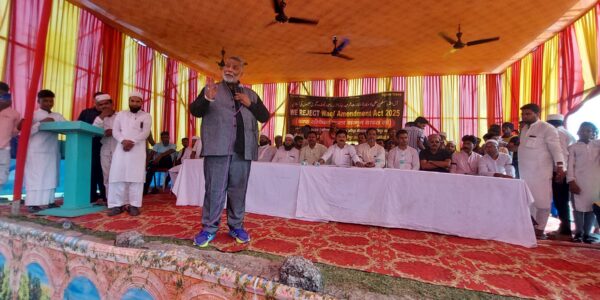 जनसभा को संबोधित करते सांसद पप्पू यादव एवं मौजूद अन्य ।