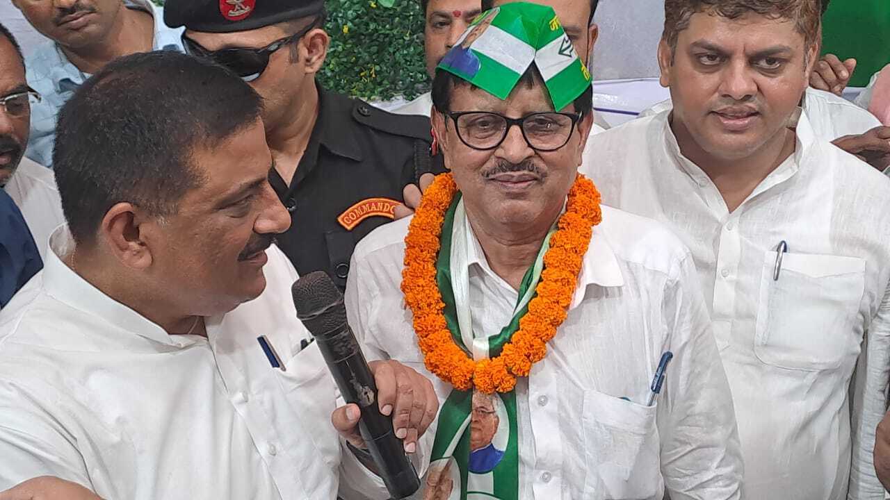 ARARIA NEWS : सेवानिवृत्त अधिकारी विमल कुमार मंडल जदयू में शामिल, नीतीश के ‘अति पिछड़ा’ कार्यों की सराहना की