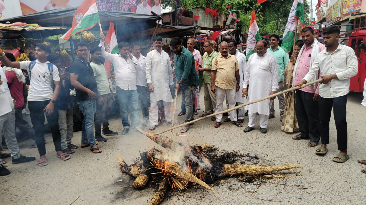 कांग्रेस कार्यकर्ताओं ने बीजेपी के द्वारा कांग्रेस मुख्यालय पर किए गए हमले के विरोध में फारबिसगंज में पुतला दहन किया
