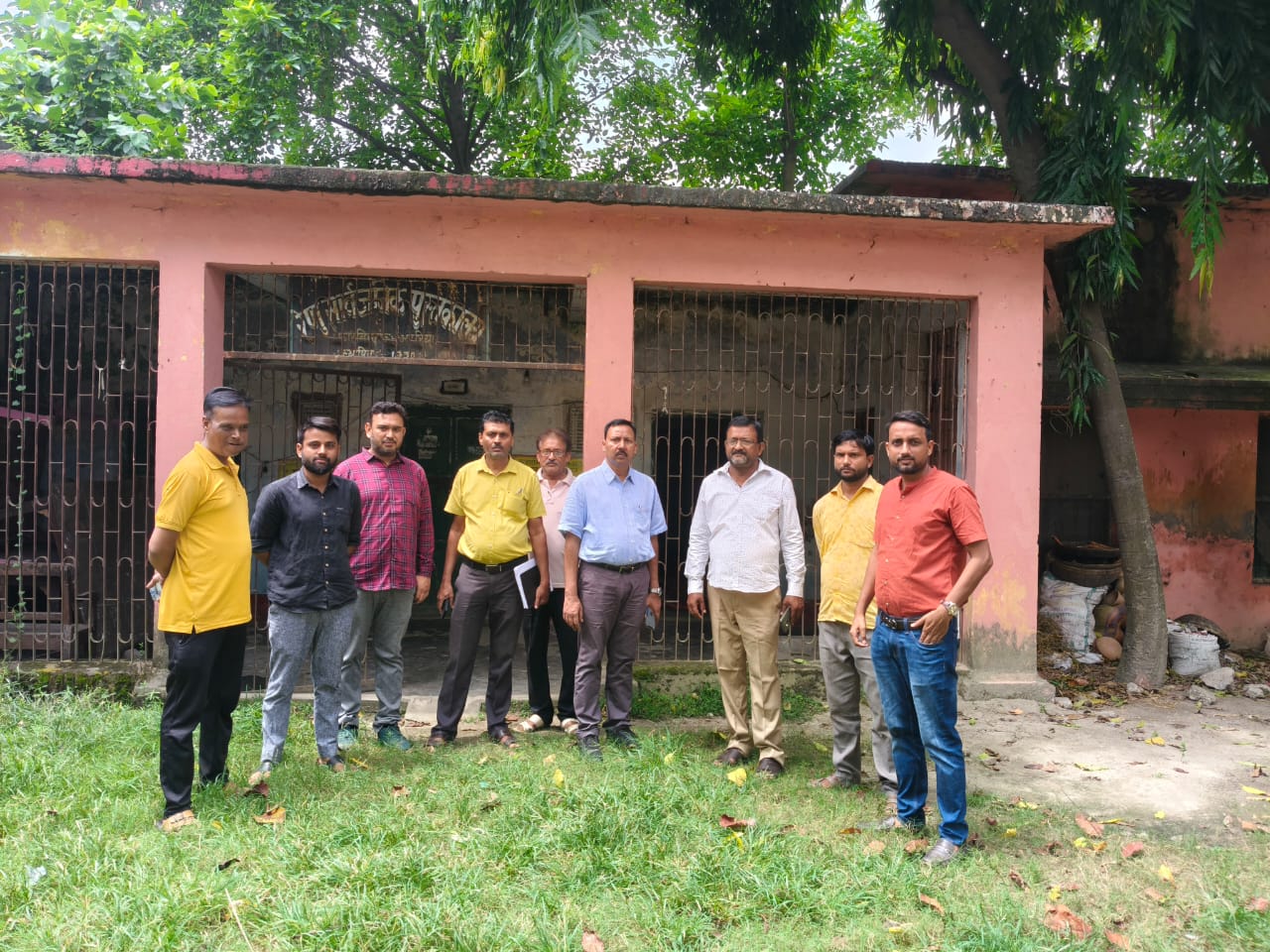 Araria News: रेणु पुस्तकालय के पुनर्निर्माण की उम्मीद जगी, शिक्षा पदाधिकारी ने किया निरीक्षण