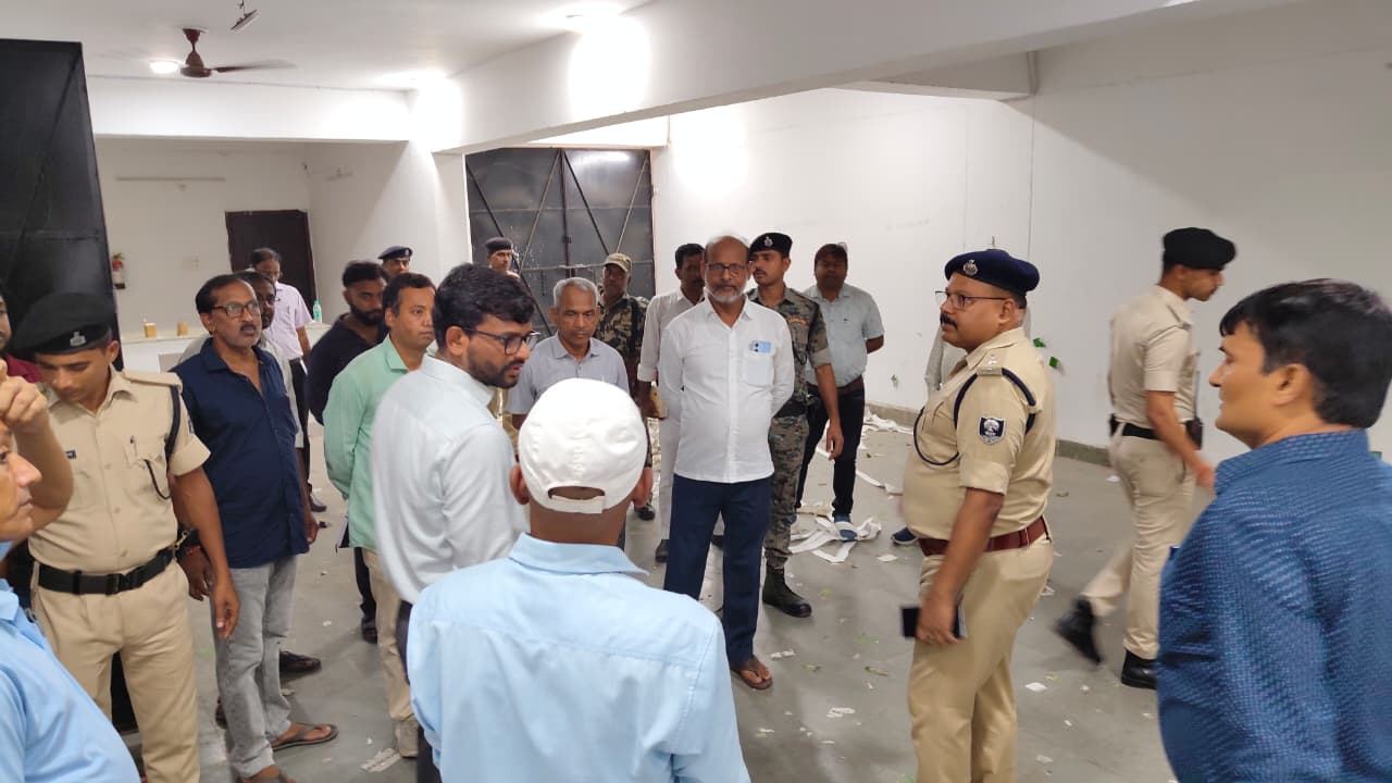 ARARIA NEWS : जिलाधिकारी और एसपी ने किया ईवीएम-वीवीपैट वेयरहाउस का निरीक्षण, चुनावी तैयारियों की समीक्षा