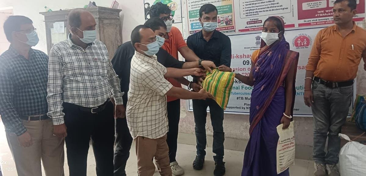 निक्षय मित्र योजना की तीसरी वर्षगांठ पर पूर्णिया में टीबी मरीजों को बांटी गई फूड बास्केट, स्वास्थ्य अधिकारियों ने बताया पौष्टिक आहार का महत्व