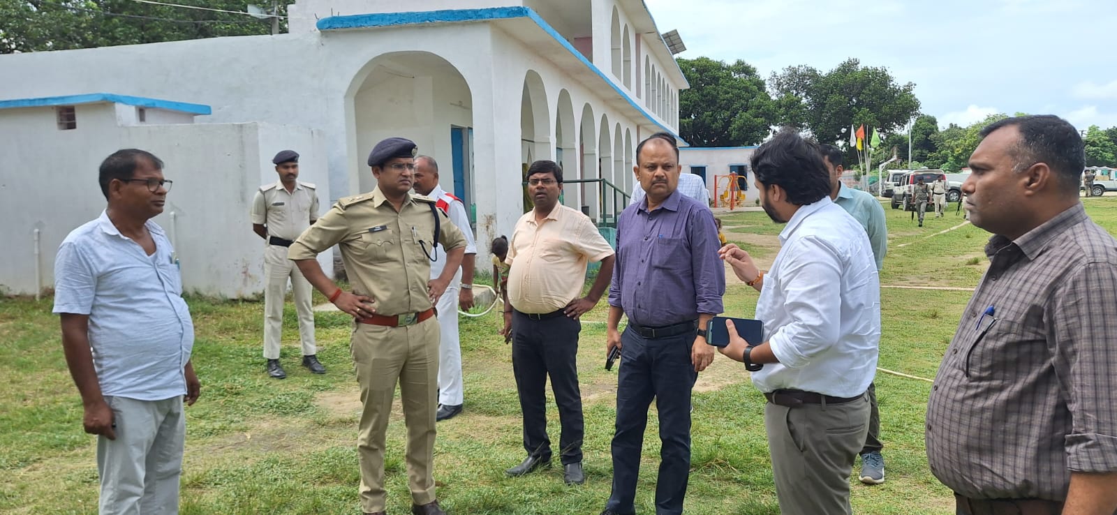 SAHARSA NEWS: जिलाधिकारी ने जिले के विभिन्न मतदान केंद्रों का निरीक्षण किया