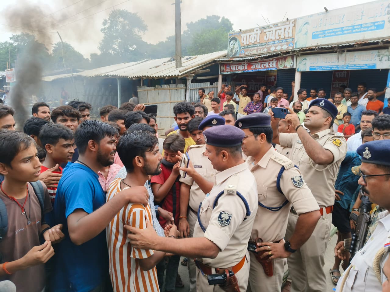 SAHARSA NEWS: सहरसा-सिमरी बख़्तियारपुर मुख्य सड़क के हुसैनचक चौक पर एक ही रात तीन दुकान से लाखों की चोरी