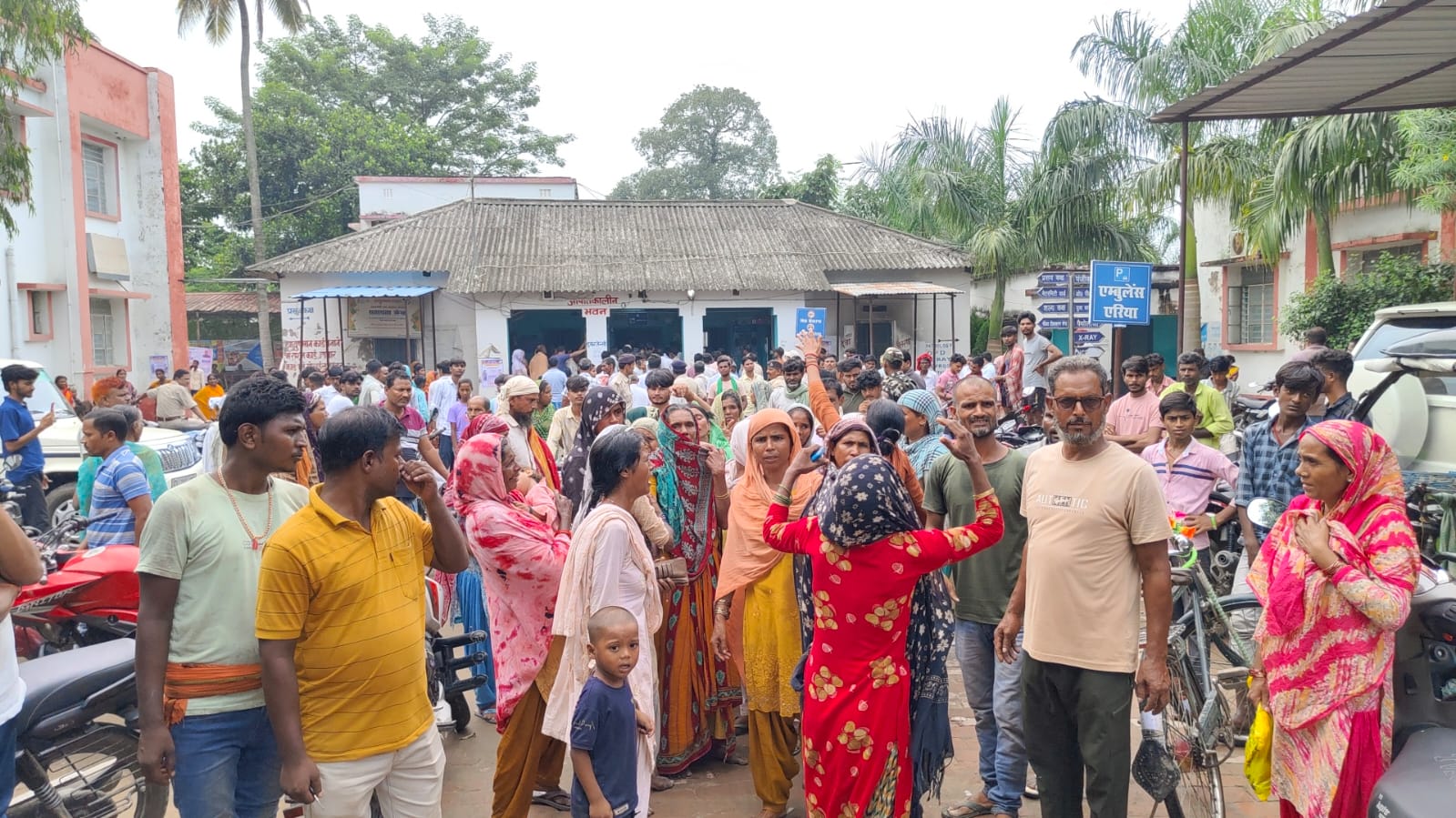 PURNIA NEWS : भवानीपुर सीएचसी में इलाज के दौरान युवक की मौत, परिजनों और ग्रामीणों ने मचाया हंगामा