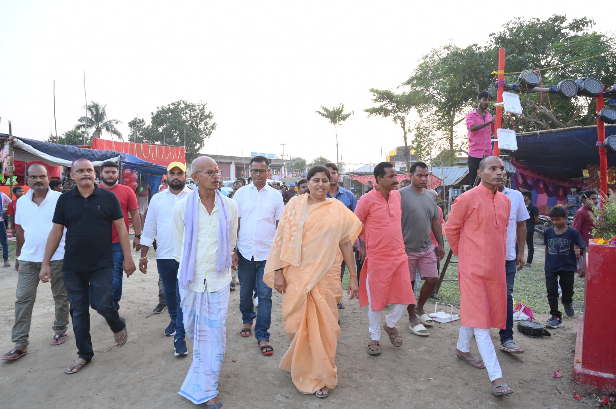 काली पूजा के शुभ अवसर पर मंत्री लेशी सिंह ने किया पंडालों का भ्रमण, मां काली से क्षेत्रवासियों की खुशहाली की कामना