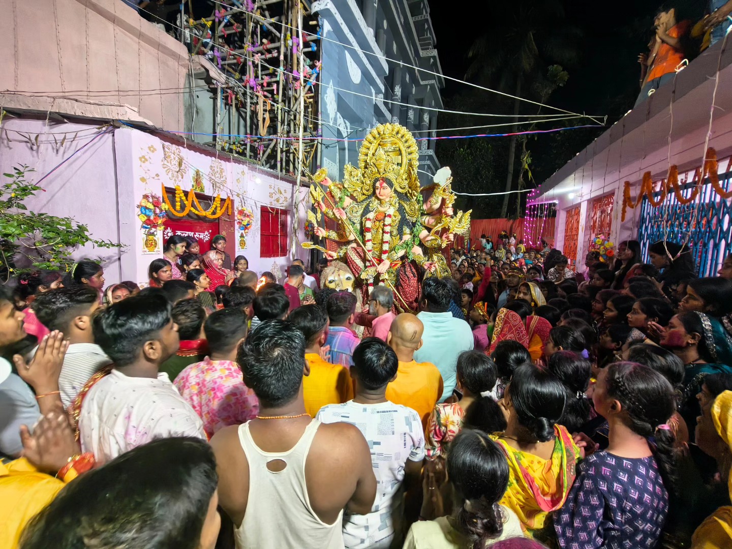 ARARIA NEWS : डोली में सवार होकर विदा होती हैं माँ दुर्गा – फारबिसगंज की अनूठी विसर्जन परंपरा