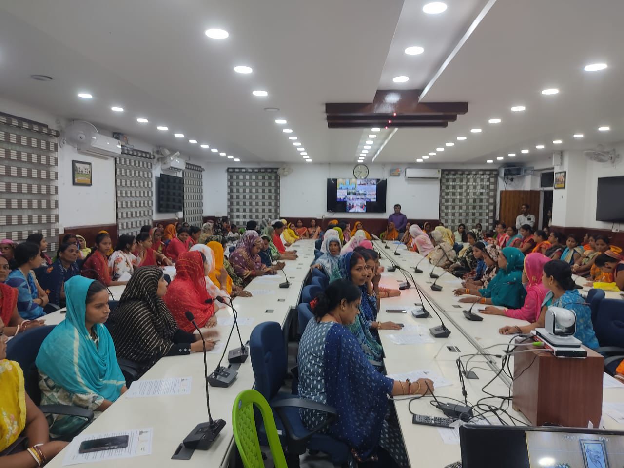 ARARIA NEWS: मुख्यमंत्री महिला रोजगार योजना के तहत 21 लाख जीविका दीदियों को मिली तीसरी किस्त, उत्साह का माहौल
