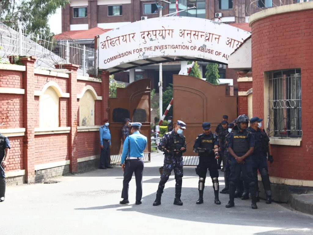 नेपाल में राजनीतिक संकट गहराया: जेन जी समूह ने पूर्व PM ओली और गृह मंत्री की गिरफ्तारी का दबाव बनाया