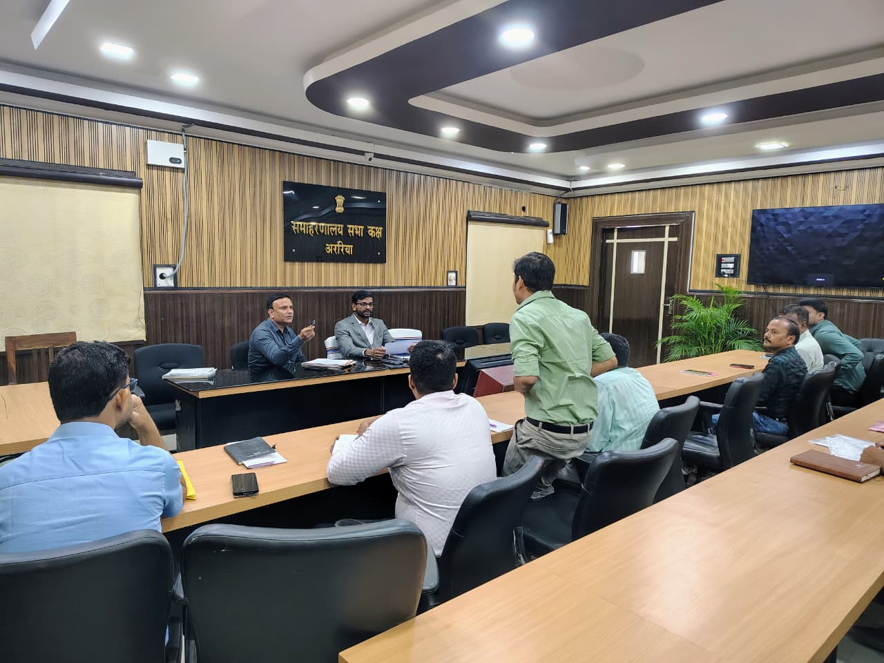 ARARIA NEWS : अररिया डीएम ने प्रेक्षकों के लाइजन पदाधिकारियों के साथ की बैठक; निष्पक्ष चुनाव के लिए समन्वय पर जोर