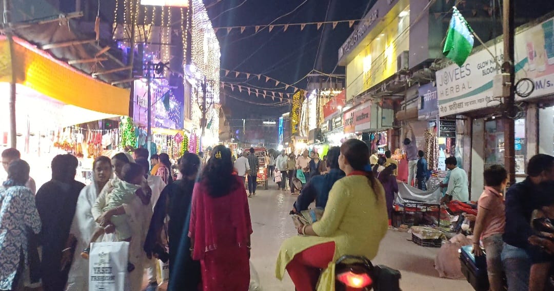 Diwali 2025: दिवाली की रौशनी से जगमगाया पूर्णिया, कल धूमधाम से मनेगा दीपों का पर्व