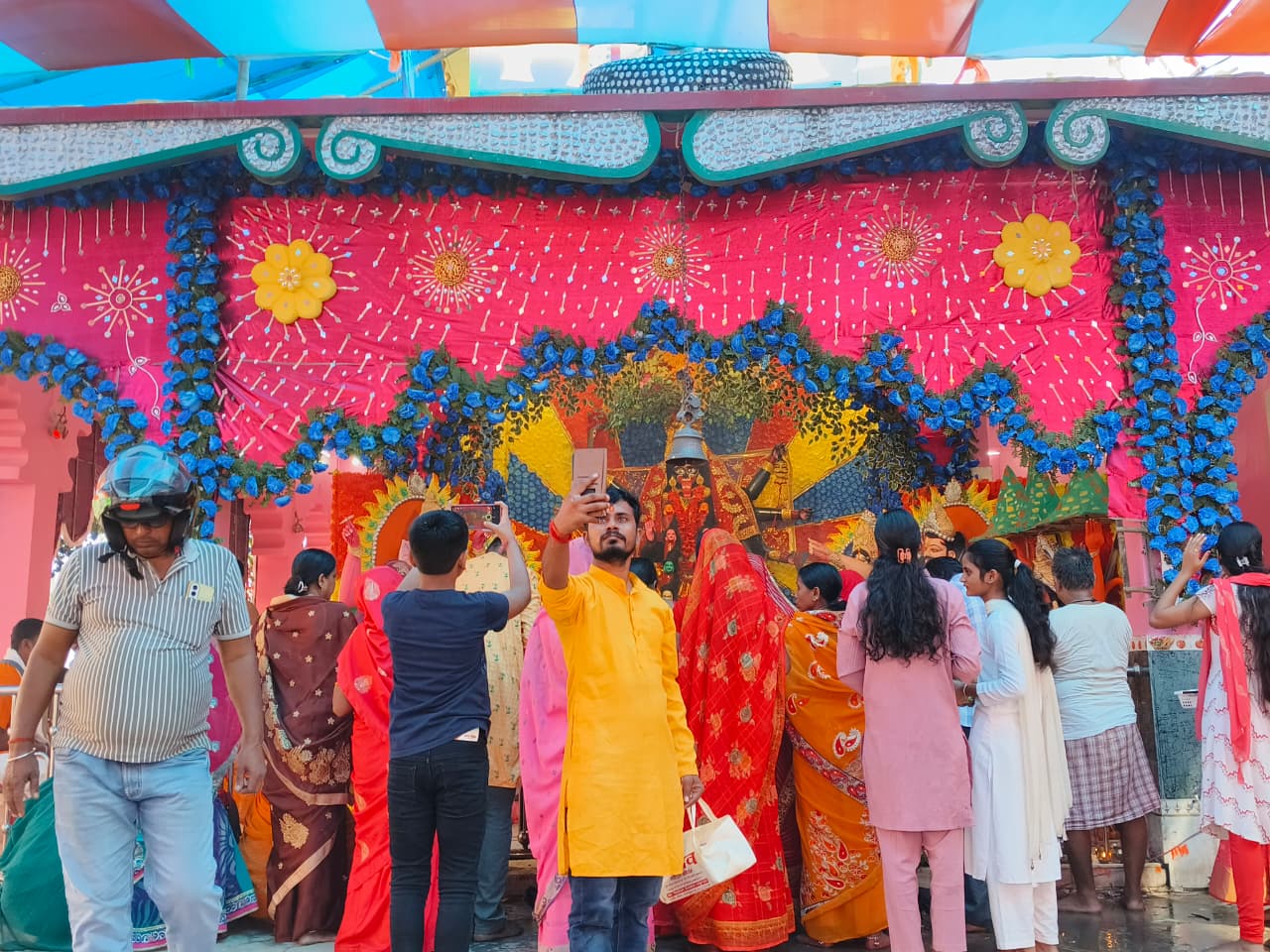 Kali Puja 2025: पट खुलते ही काली मंदिर में पूजा अर्चना के लिए उमड़ी श्रद्धालुओं की भीड़