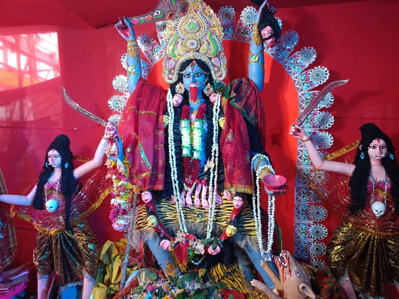 Kali Puja 2025: काली मंदिर में बंगाल की तर्ज पर 54वां पूजा-पाठ आयोजित,ढाक बजाने के लिए बंगाल से आते है कलाकार