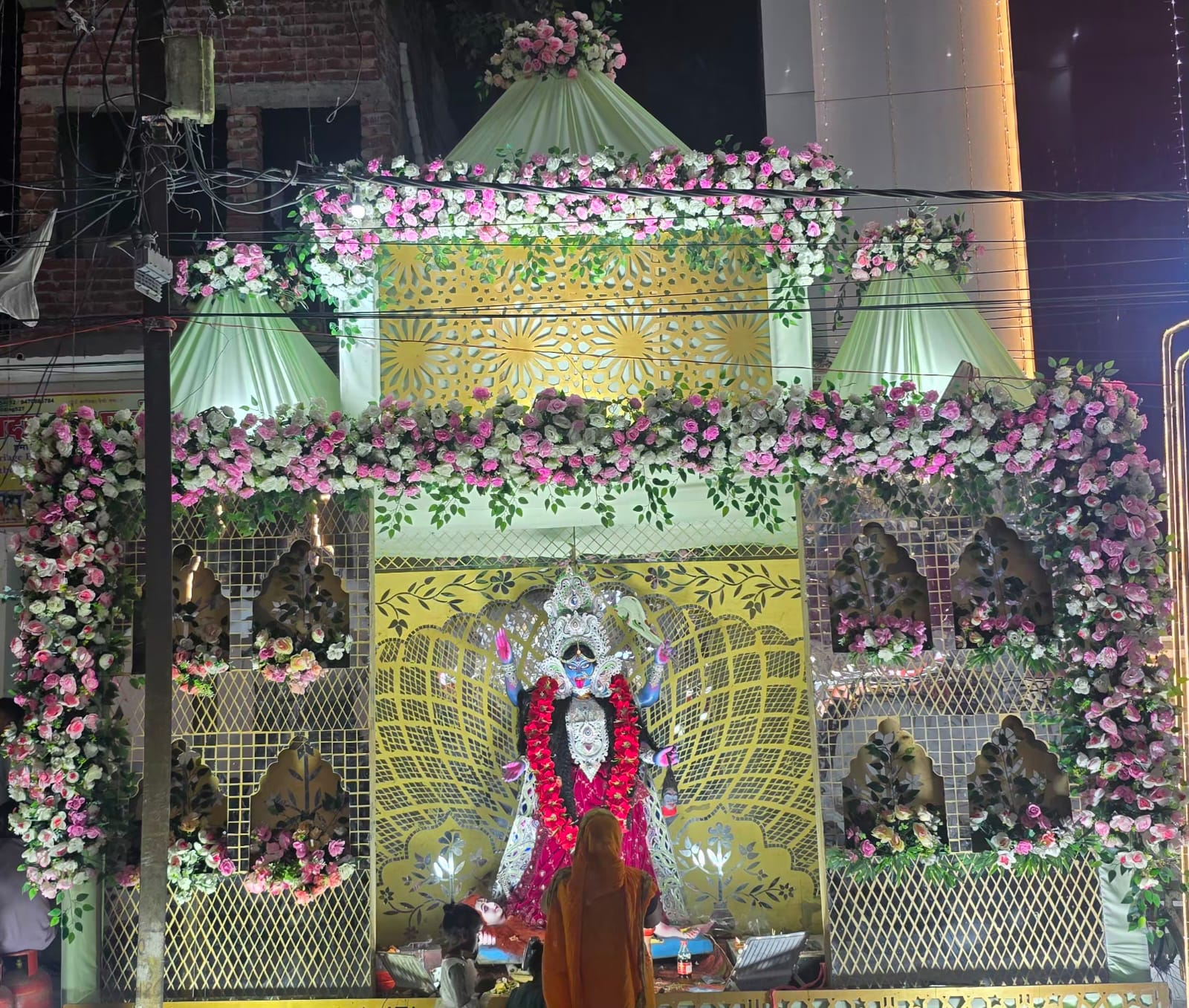 Araria News: फारबिसगंज में 90 साल पुरानी काली पूजा, सात बहनों के साथ हुई माँ भगवती की आराधना