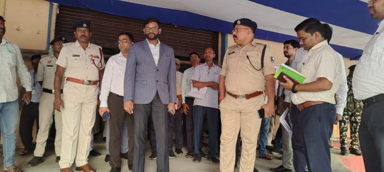 डीएम एवं एसपी ने डिस्पैच सेंटरों और मतगणना केंद्र का किया निरीक्षण
