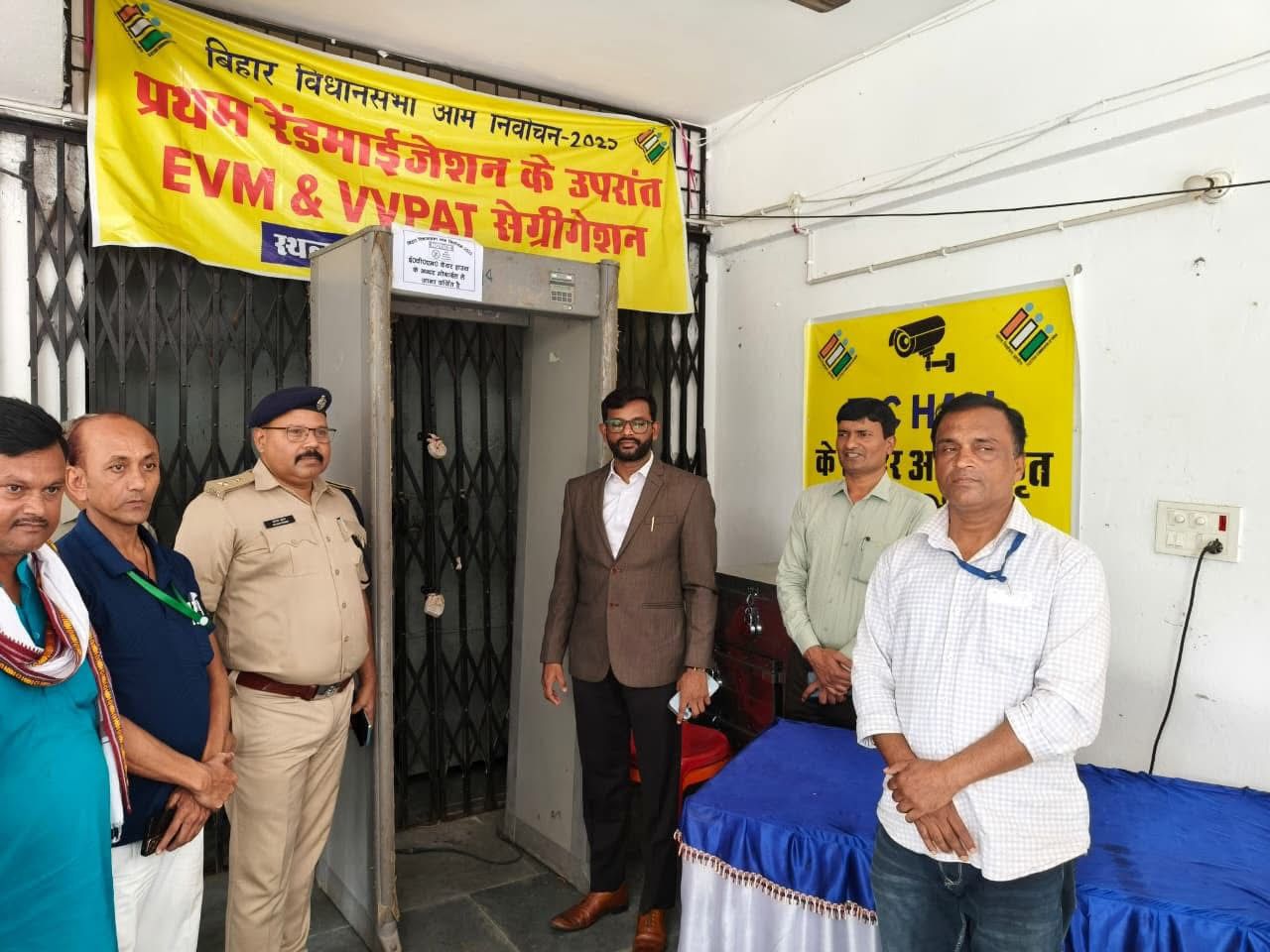 डीएम और एसपी ने किया ईवीएम, वीवीपैट वेयरहाउस का मासिक निरीक्षण