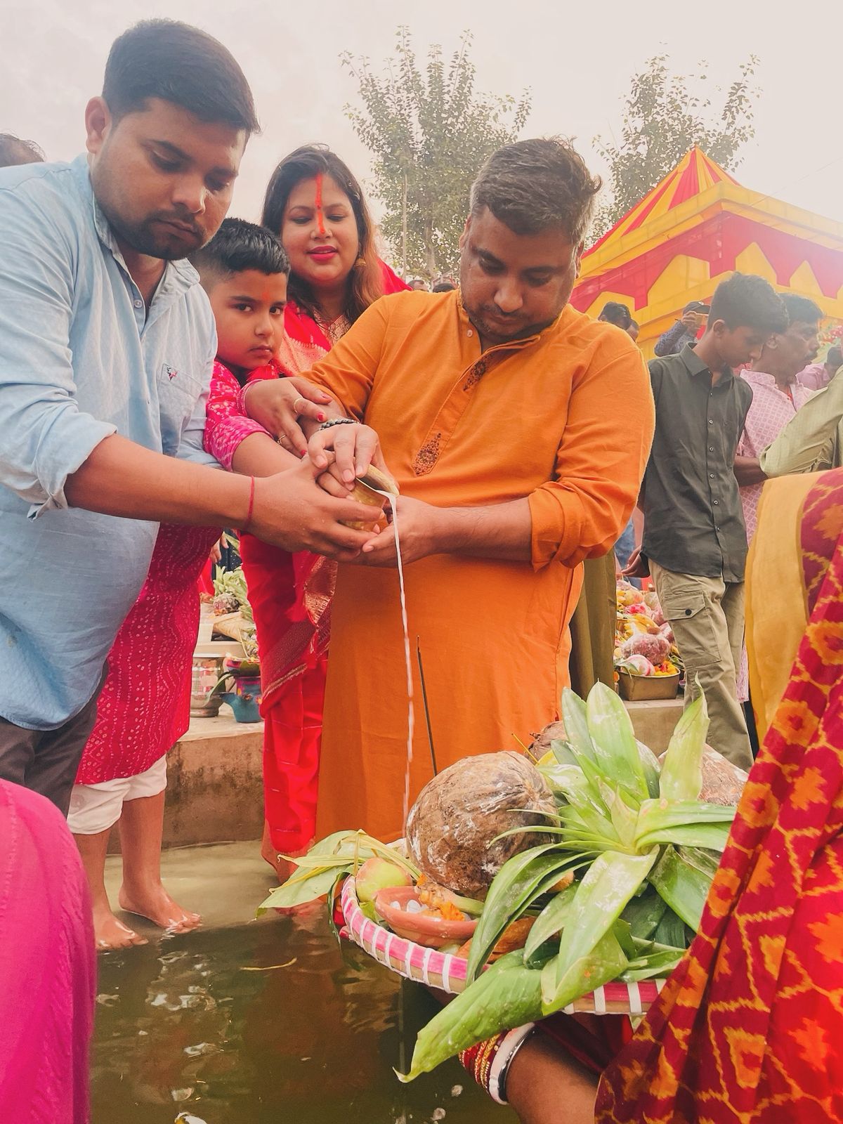 सुख-समृद्धि की कामना के साथ फारबिसगंज में छठ पर्व संपन्न, व्रतियों ने तोड़ा 36 घंटे का निर्जला व्रत