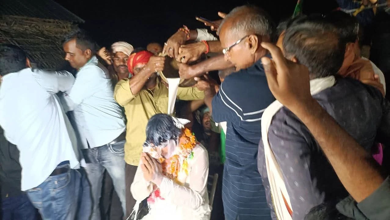 Bihar Election 2025: नरपतगंज का सियासी रण: राजद प्रत्याशी मनीष यादव को समर्थकों ने 1 क्विंटल दूध से नहलाया, सीट बनी यादवों के प्रभुत्व का केंद्र