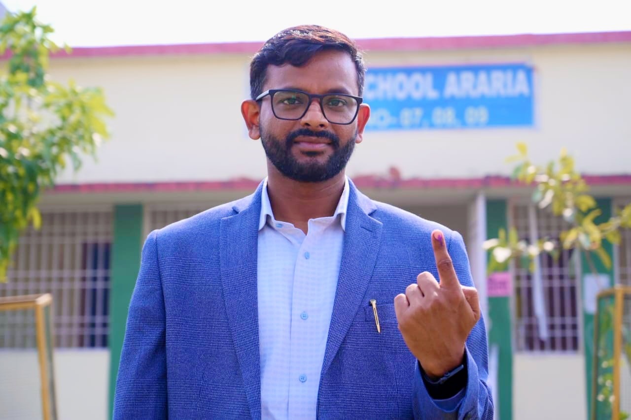 Bihar Election 2025: जिला निर्वाचन पदाधिकारी-सह-डीएम अनिल कुमार ने किया मतदान, मतदाताओं को दिया संदेश