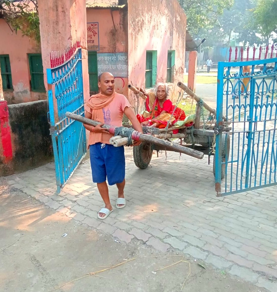 Bihar Election 2025: बेटे ने दिखाया फर्ज: नरपतगंज में बैलगाड़ी से मतदान केंद्र पहुंचीं बुज़ुर्ग माताजी