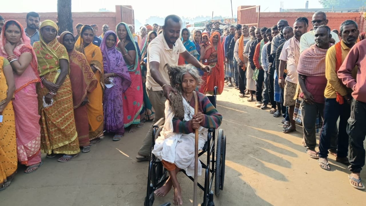 Bihar Election 2025: बुजुर्ग मतदाताओं में दिखा लोकतंत्र के प्रति जोश, ह्वीलचेयर से पहुंचकर किया मतदान