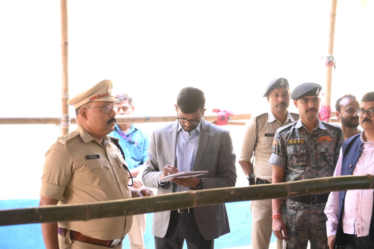 EVM सुरक्षा के लिए प्रशासन अलर्ट, वज्रगृह में त्रि-स्तरीय सुरक्षा व्यवस्था लागू — डीएम अनिल कुमार और एसपी अंजनी कुमार ने किया निरीक्षण