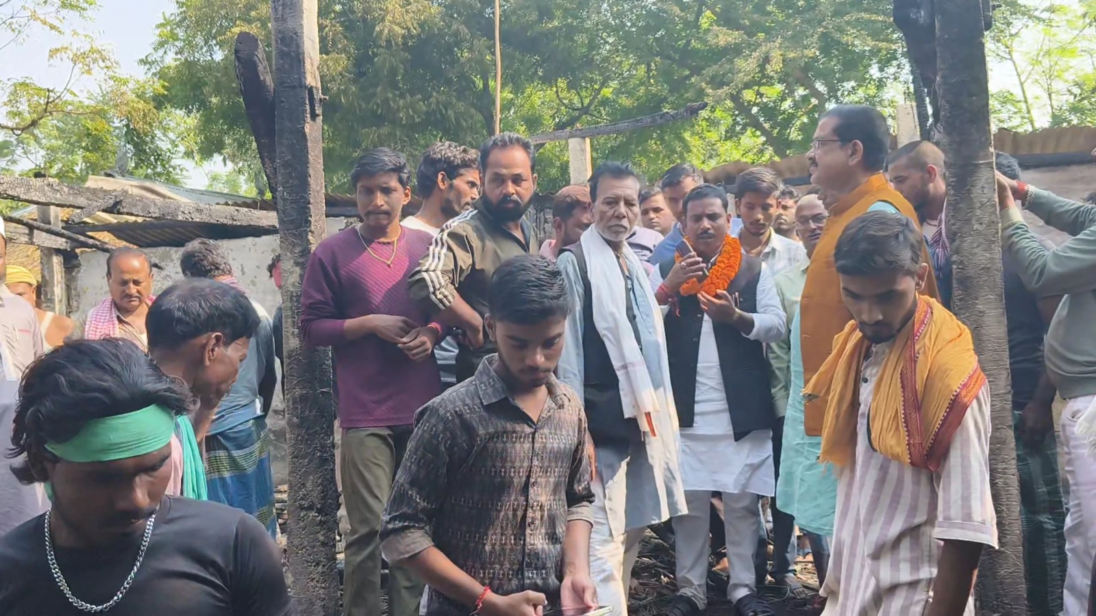 Araria News: अग्निकांड पीड़ितों से मिले नवनिर्वाचित विधायक मनोज विश्वास, हरसंभव मदद का दिया भरोसा