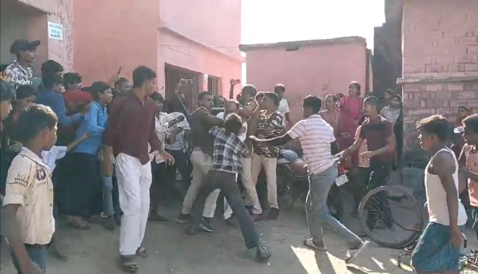 Araria News: प्रिंसिपल पर छात्रा से छेड़खानी का आरोप, ग्रामीणों ने स्कूल में बनाया बंधक, पुलिस के सामने की पिटाई