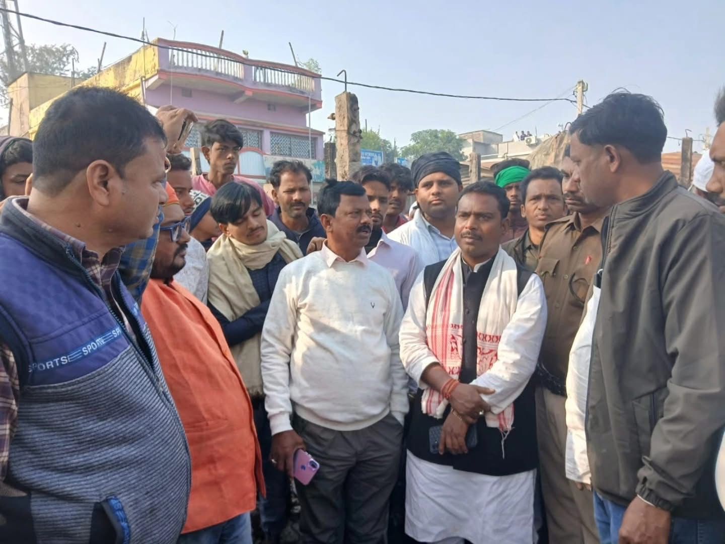 फारबिसगंज के सिमराहा बाजार में भीषण आग: दो दर्जन से अधिक दुकानें जलकर राख, एक की मौत; करोड़ों का नुकसान