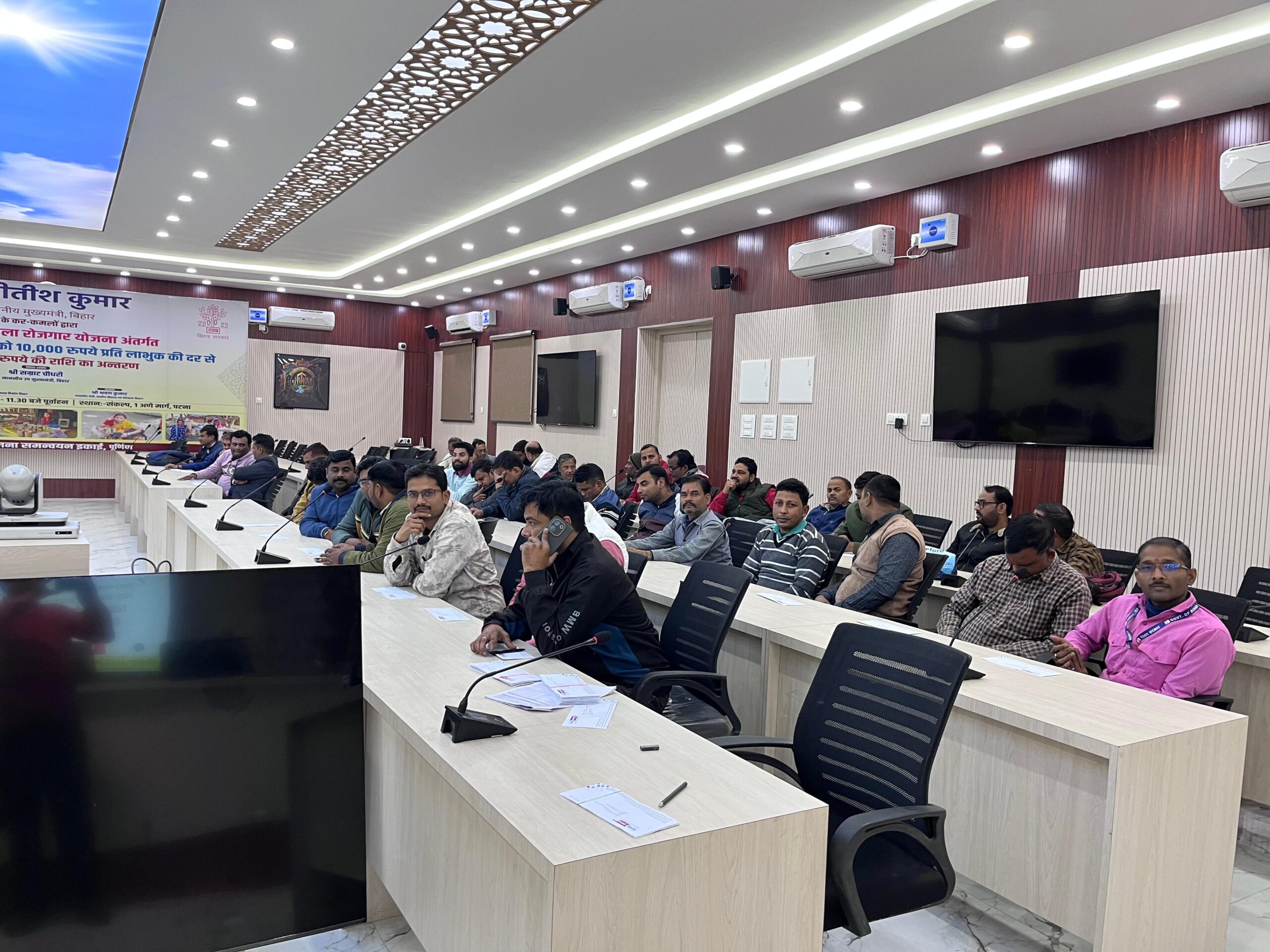 Purnia News: पूर्णिया में DM की सराहनीय पहल: IT योद्धाओं को SBI बीमा कार्ड सौंपकर मजबूत किया कल्याण कवच, प्रशासनिक सुधार मिशन ने चखा नया रंग