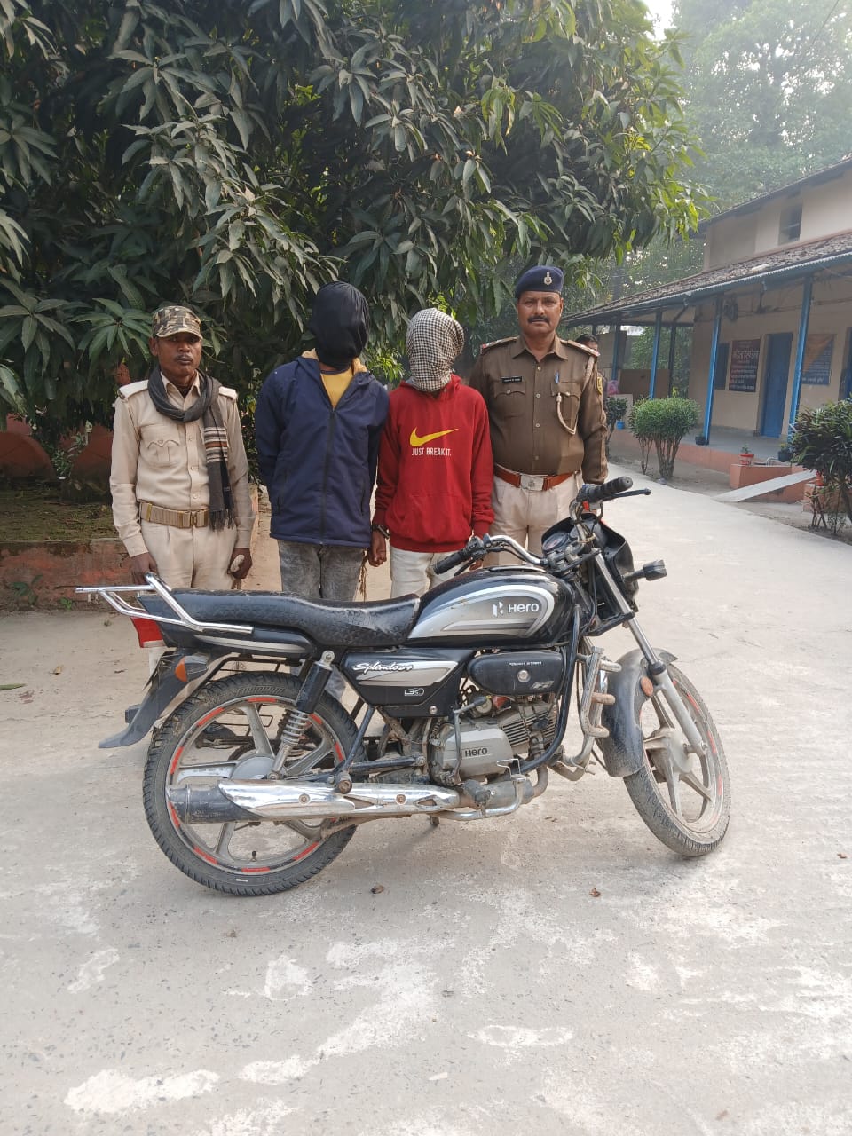 बनमनखी में ड्रग्स तस्करों पर पुलिस का डबल धावा: 24 ग्राम स्मैक और बाइक सहित दो युवक गिरफ्तार, इलाके में फैल रही थी नशे की लत