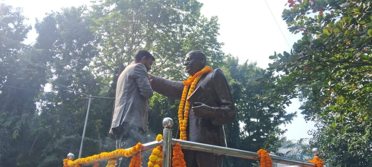 महापरिनिर्वाण दिवस पर डीएम ने बाबा साहेब को दी श्रद्धांजलि, समानता और न्याय के संकल्प के साथ किया नमन