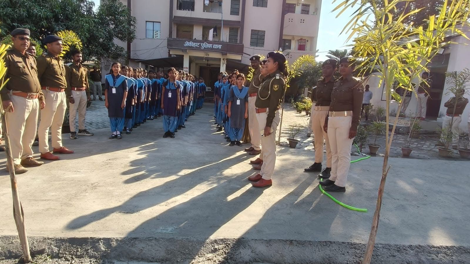 कानूनी जागरूकता को बढ़ावा – कस्तूरबा गांधी बालिका विद्यालय की छात्राओं ने किया जोकीहाट थाना का भ्रमण