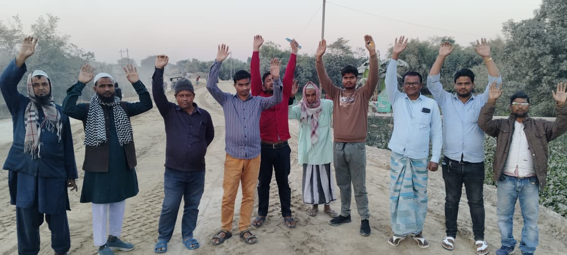 Purnia News: अमौर में SH-99 सड़क निर्माण पर ग्रामीणों का हंगामा: “निजी जमीन पर जबरन बुलडोजर, ठेकेदार ने जान से मारने की धमकी”, DM को सौंपा आवेदन