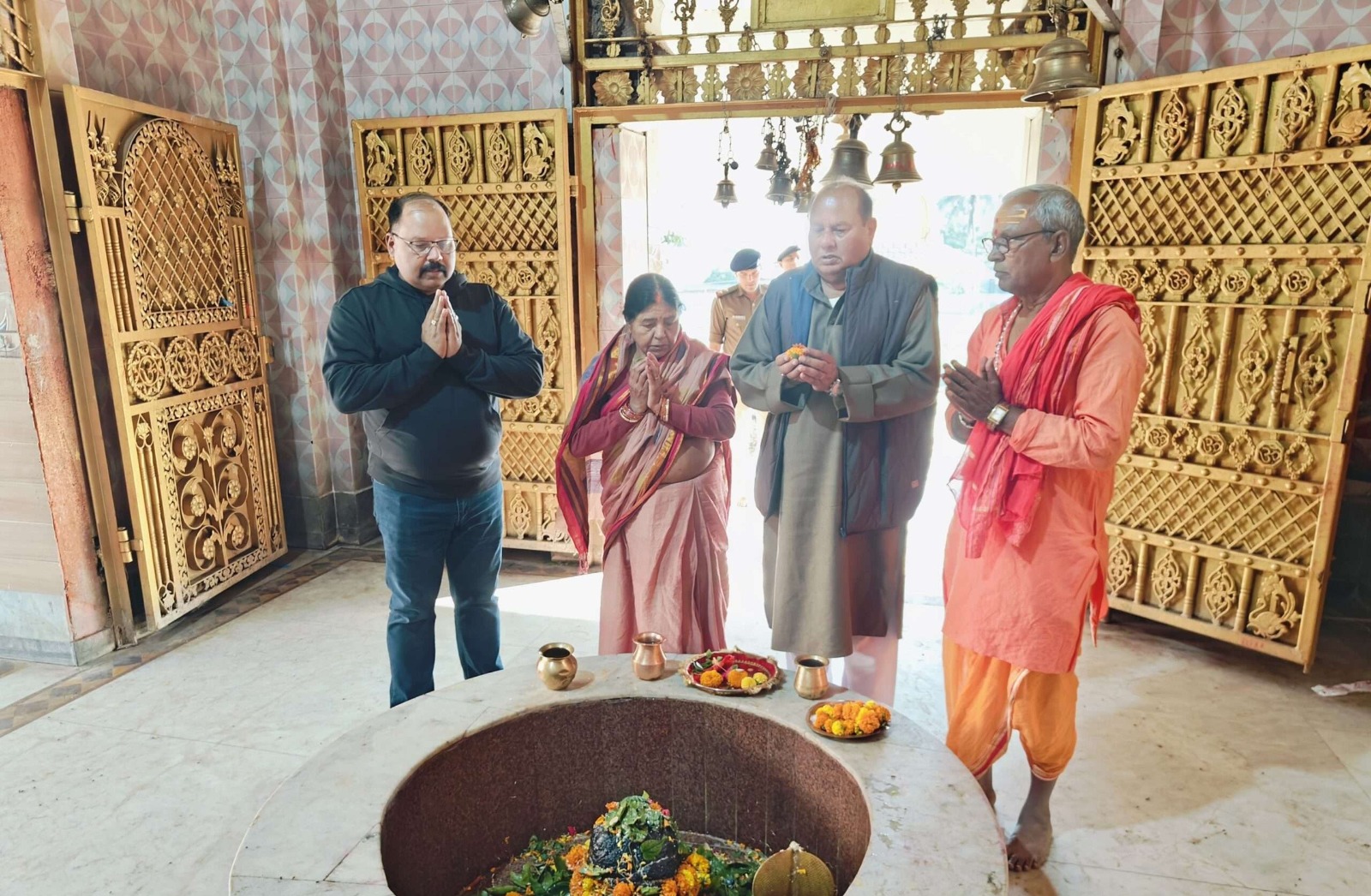 एसपी अंजनी कुमार सिंह ने माता-पिता संग किए सुंदरनाथ धाम के दर्शन