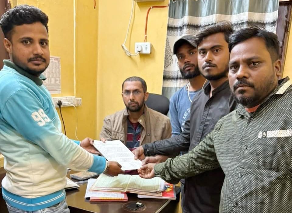 अतिक्रमण से विस्थापित फुटकर दुकानदारों ने कार्यपालक पदाधिकारी से दुकान देने को लगायी गुहार