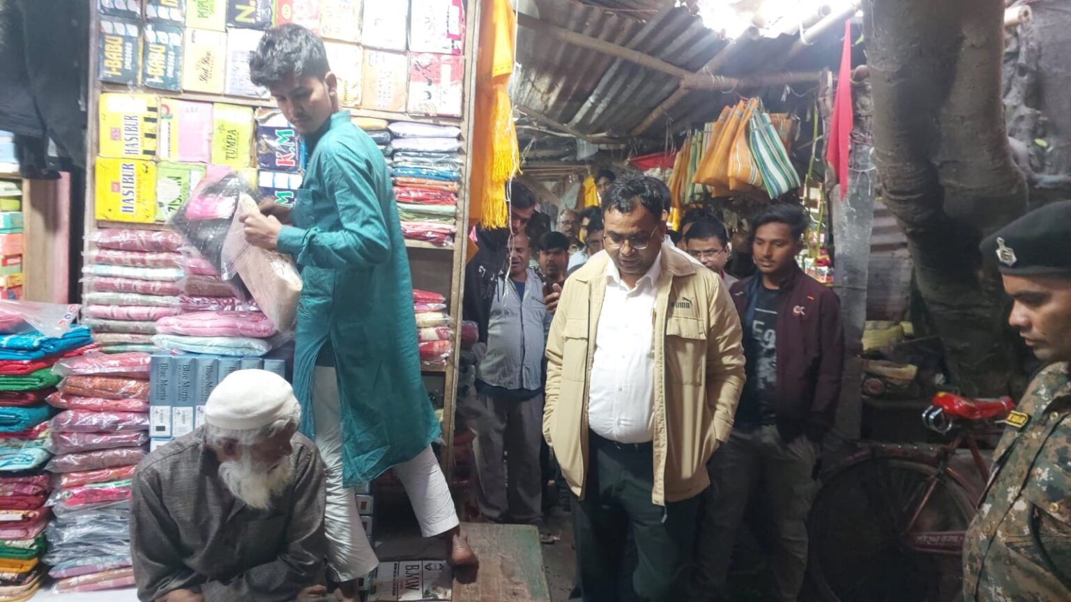 फुलवरिया हाट में अतिक्रमण पर प्रशासन का डंडा, एसडीओ के औचक निरीक्षण से मचा हड़कंप