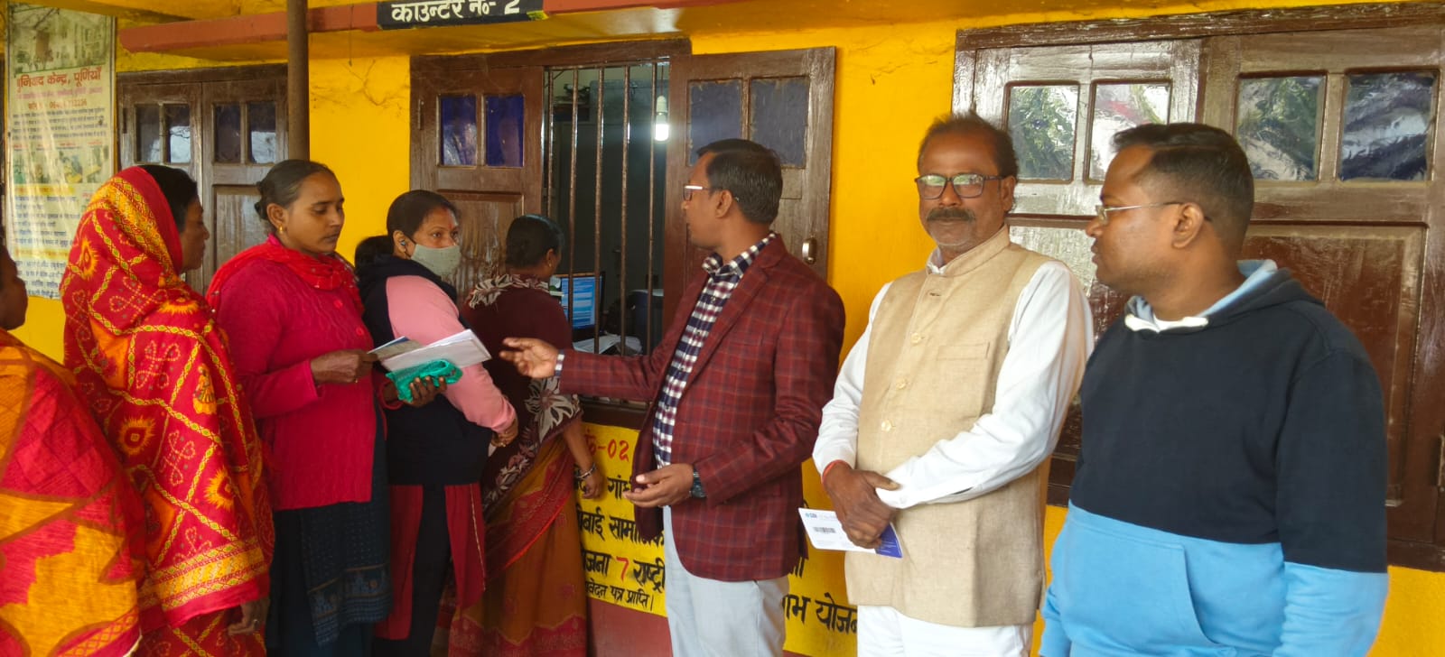 पूर्णिया पूर्व प्रखंड में सामाजिक सुरक्षा योजनाओं की समीक्षा, पेंशन काउंटर का औचक निरीक्षण