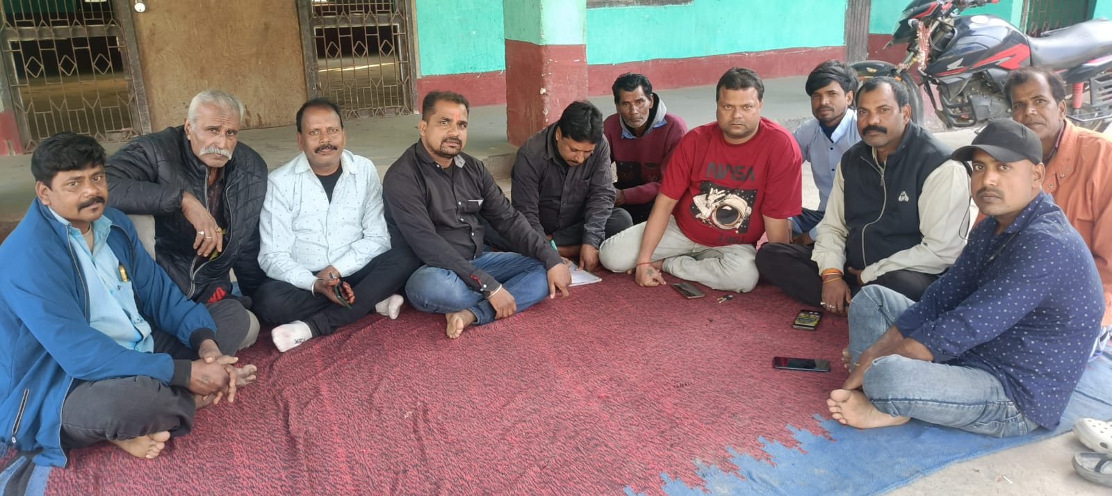 फारबिसगंज में नाई समाज की अहम बैठक, पुरानी कमेटी भंग, किशोर ठाकुर बने कार्यकारी अध्यक्ष