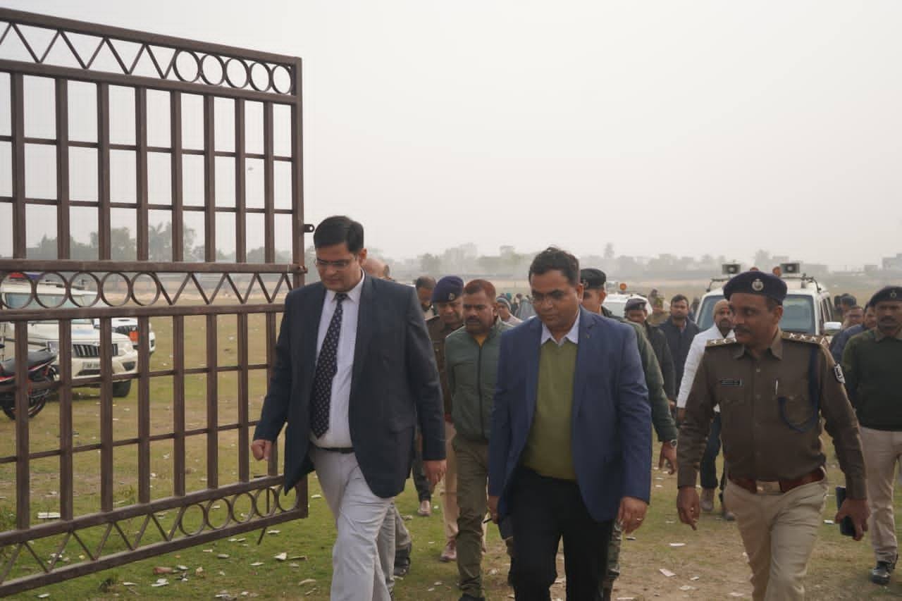 फारबिसगंज में डीएम की समीक्षा बैठक, लोक कल्याणकारी योजनाओं की प्रगति और भूमि विवाद पर विशेष ध्यान