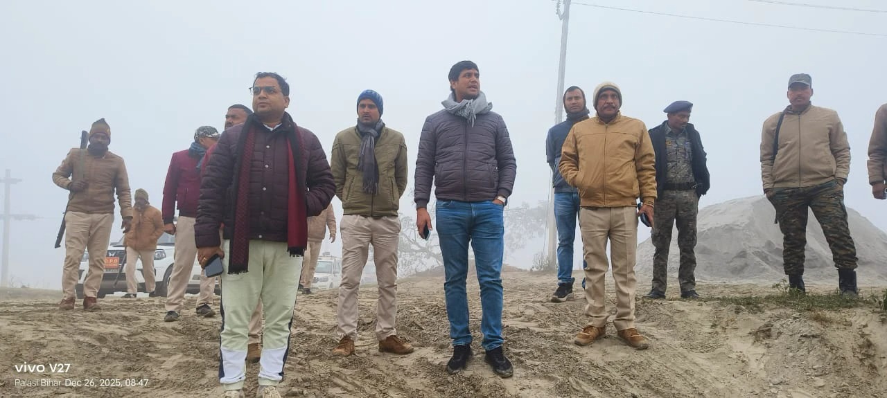 फारबिसगंज अनुमंडल में अवैध खनन पर प्रशासन का शिकंजा, पांच ट्रैक्टर जब्त, हमले के मामले में केस दर्ज