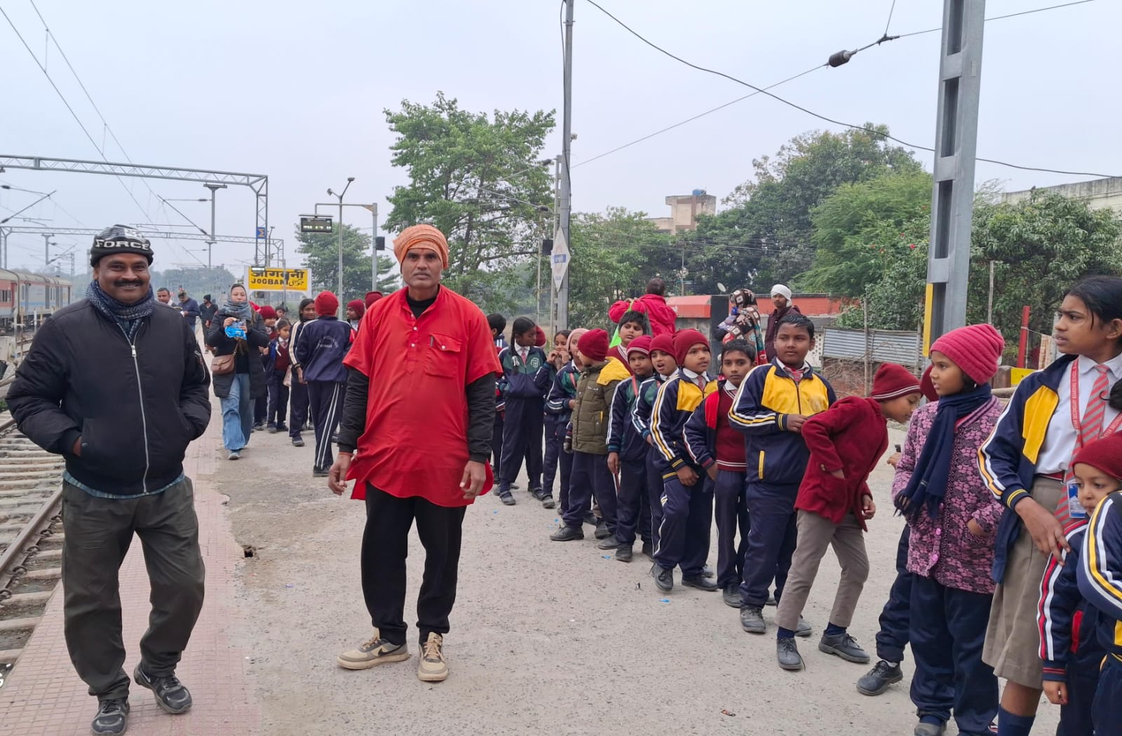 जोगबनी रेलवे स्टेशन पर नेपाल के बच्चों ने देखा रेल परिचालन, नववर्ष की खुशियों के साथ दिखा भारत–नेपाल सौहार्द