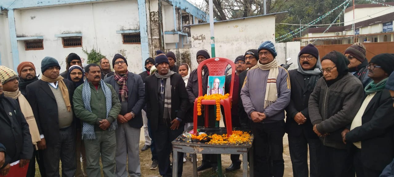 फारबिसगंज न्यायिक परिसर में वरिष्ठ अधिवक्ता कौशल किशोर वर्मा के निधन पर शोक सभा