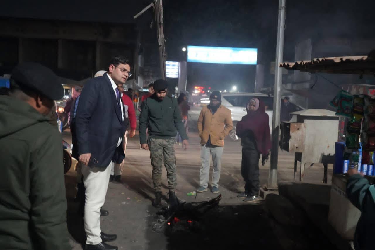 कड़ाके की ठंड में डीएम ने संभाला मोर्चा, देर रात अलाव व्यवस्था का लिया जायजा