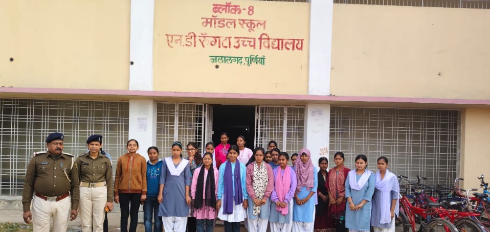 Purnia News: जलालगढ़ में पुलिस ने स्कूल में पढ़ाई साइबर और ट्रैफिक नियम: ND रुंगटा हाई स्कूल में छात्रों को दी खास ट्रेनिंग