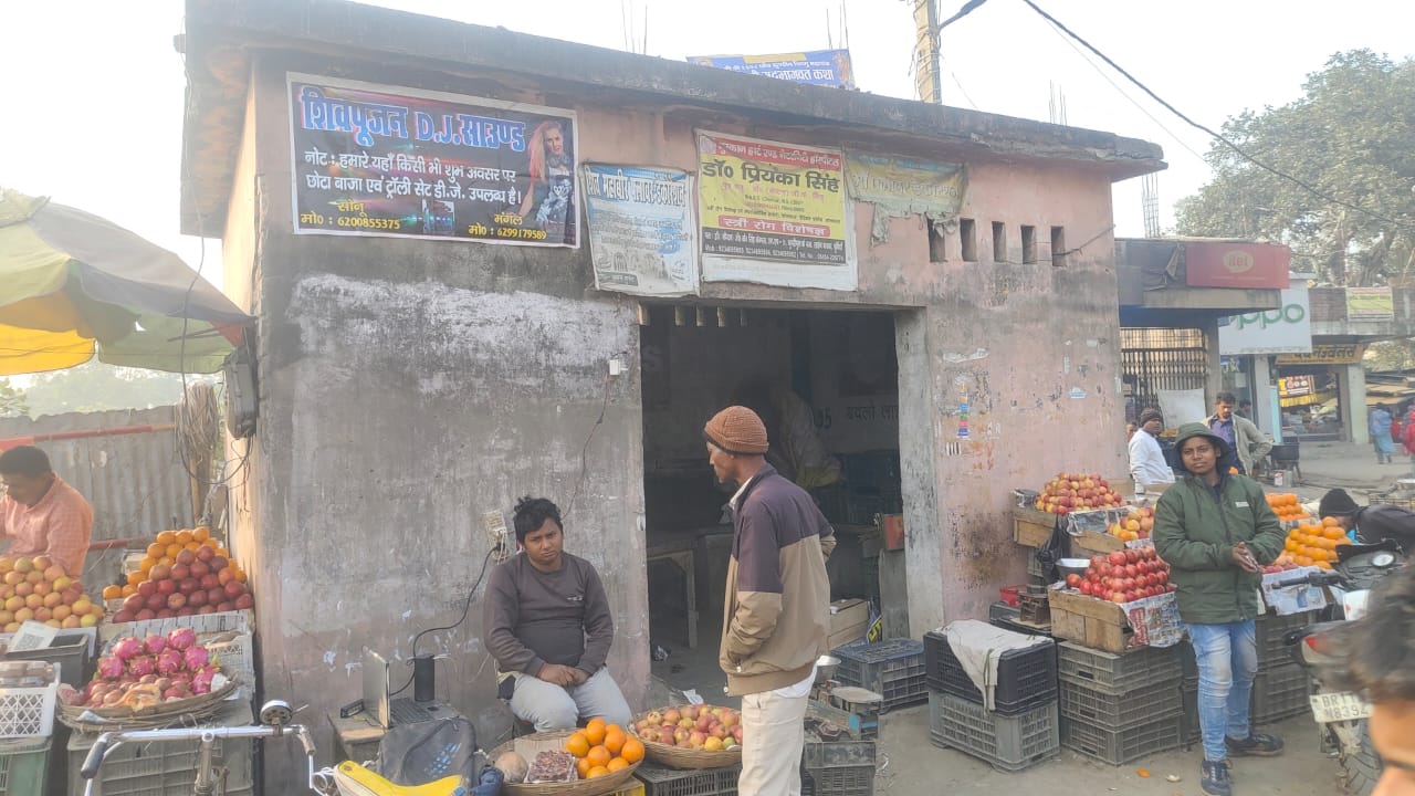 PURNIA NEWS: अतिक्रमण की भेंट चढ़े रैन बसेरा, यात्रियों खासकर महिलाओं को हो रही भारी परेशानी